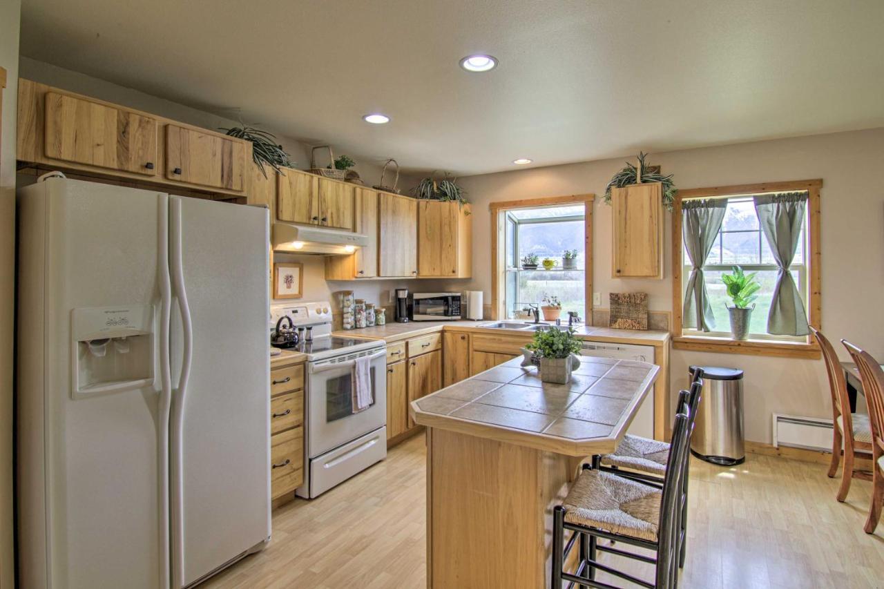 Airy Emigrant Townhome With Sweeping Mtn Views! ภายนอก รูปภาพ